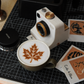 ☕ 50% dto. Cámara retro mecánica para decorar café con plantillas – espolvorea cacao, canela o matcha sin batería. ¡Convierte tu bebida en arte, 4 o 30 diseños! ✨📸